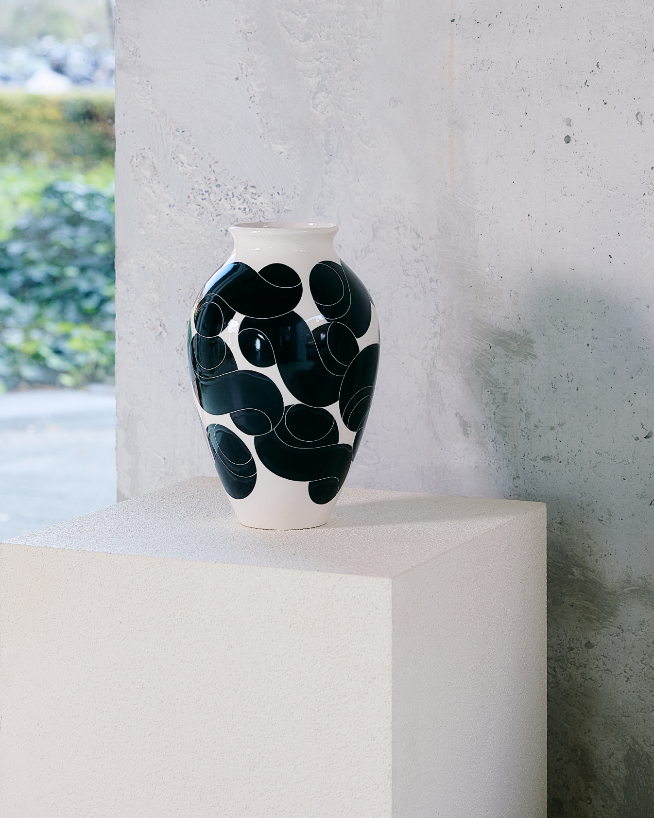 Type Vase Jet Black