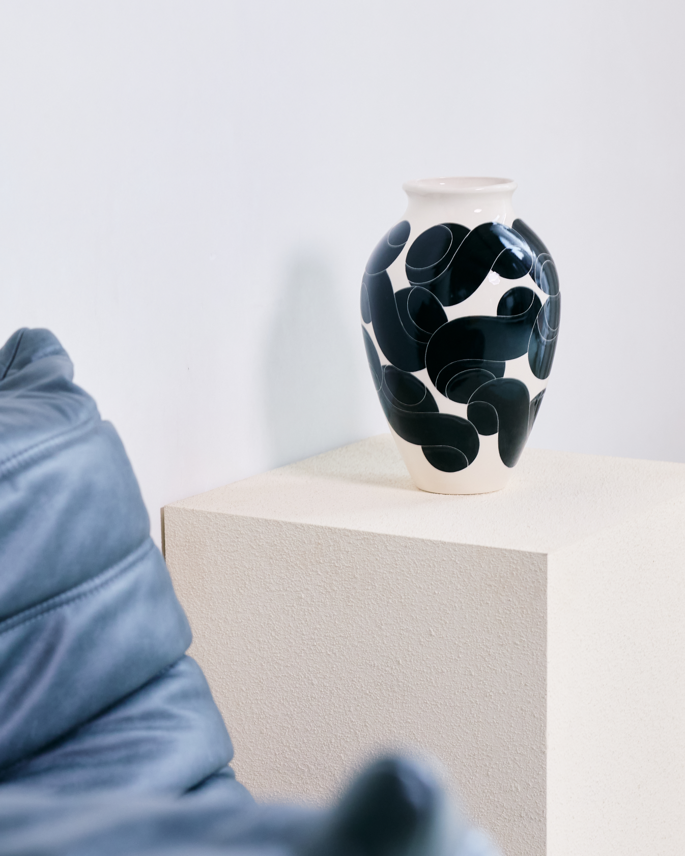 Type Vase Jet Black