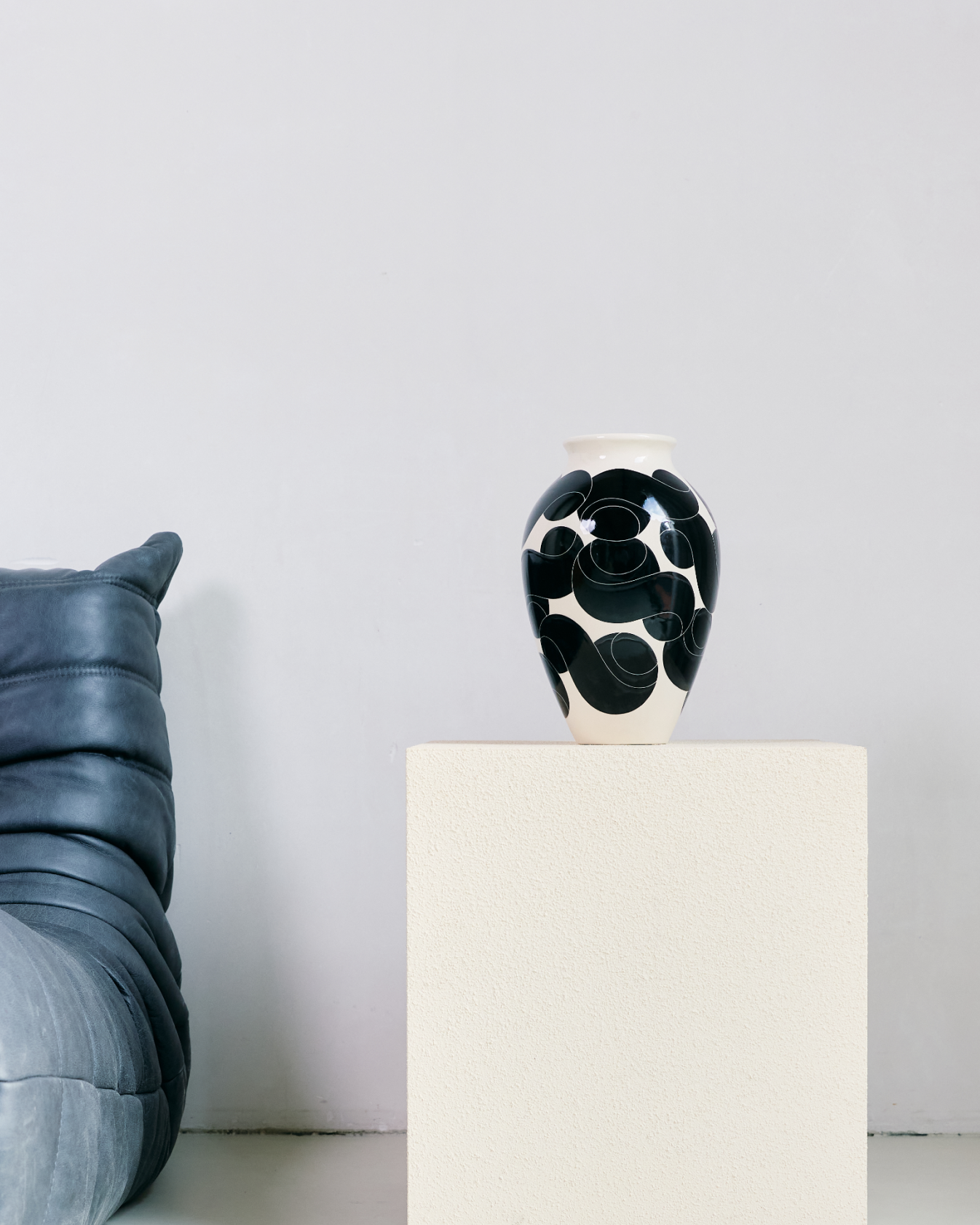 Type Vase Jet Black
